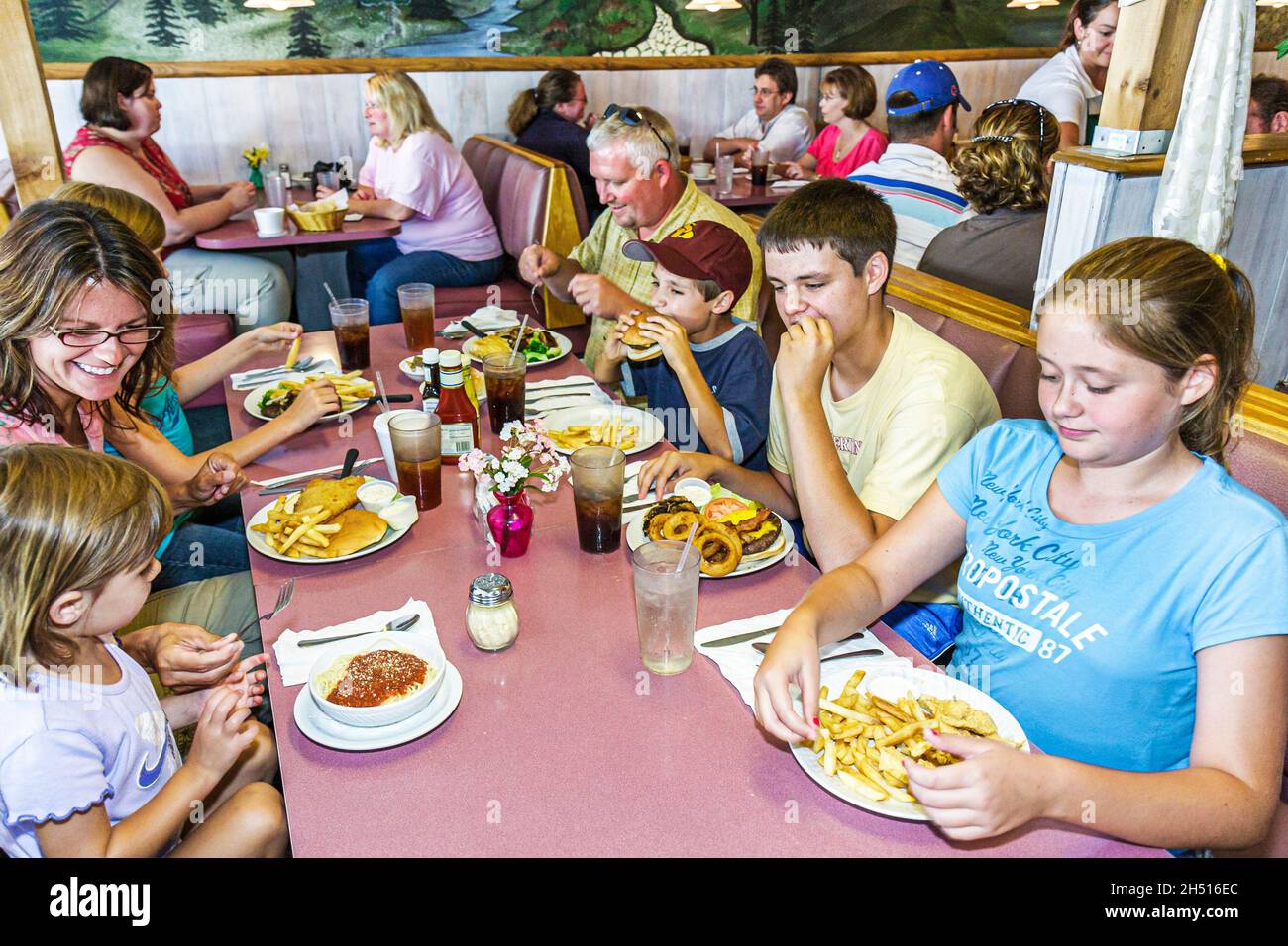 Indiana Kouts Joy's Restaurant, Essen Familie Eltern Jungen Kinder Mädchen Pommes frites Cheeseburger Spaghetti Stand Stockfoto
