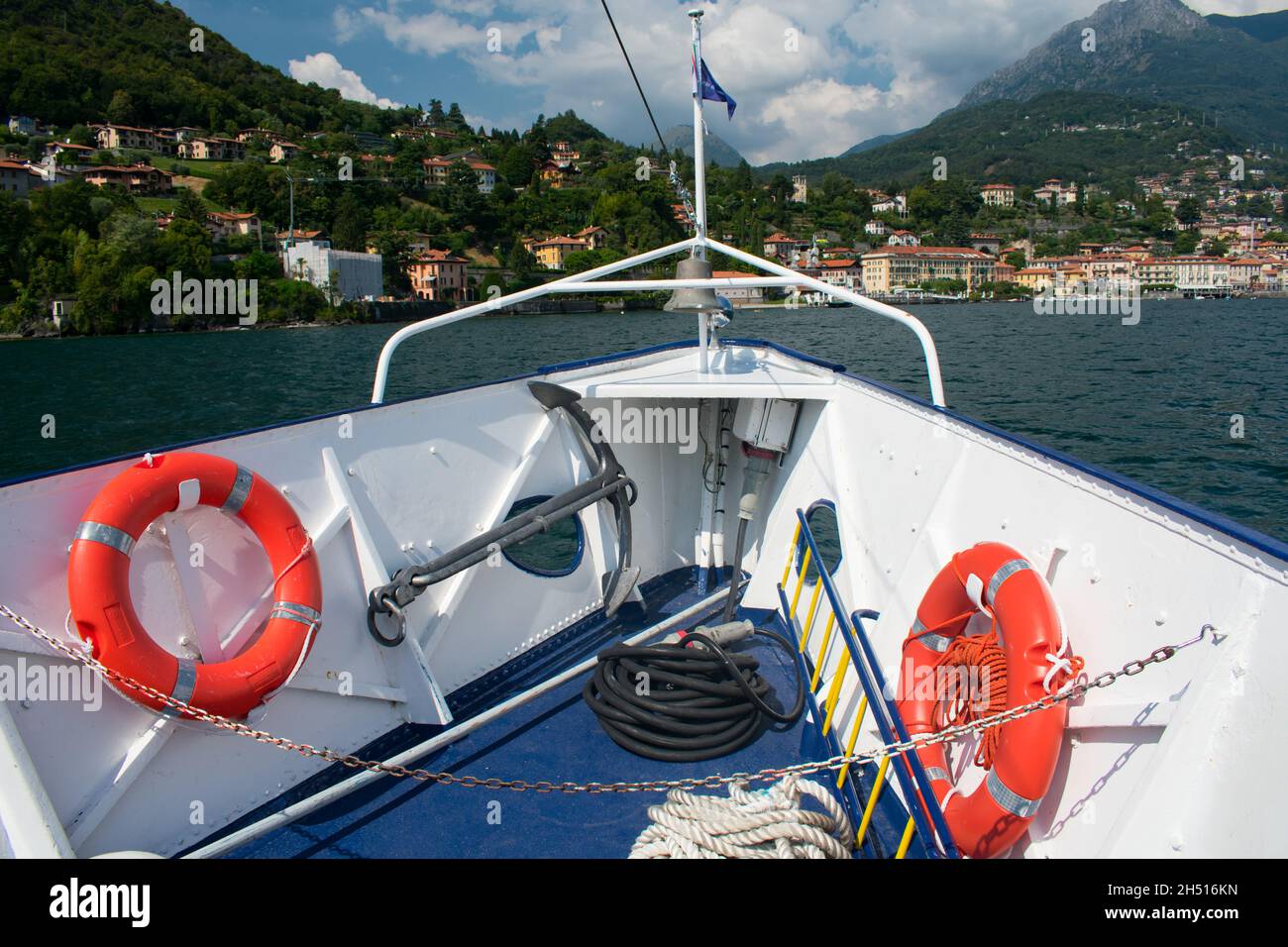 Atemberaubendes Panorama des Comer Sees, Italien von einer Bootstour bei Sonnenuntergang, Lombardei Region, Europa, Alpen. Italienische Flagge Stockfoto