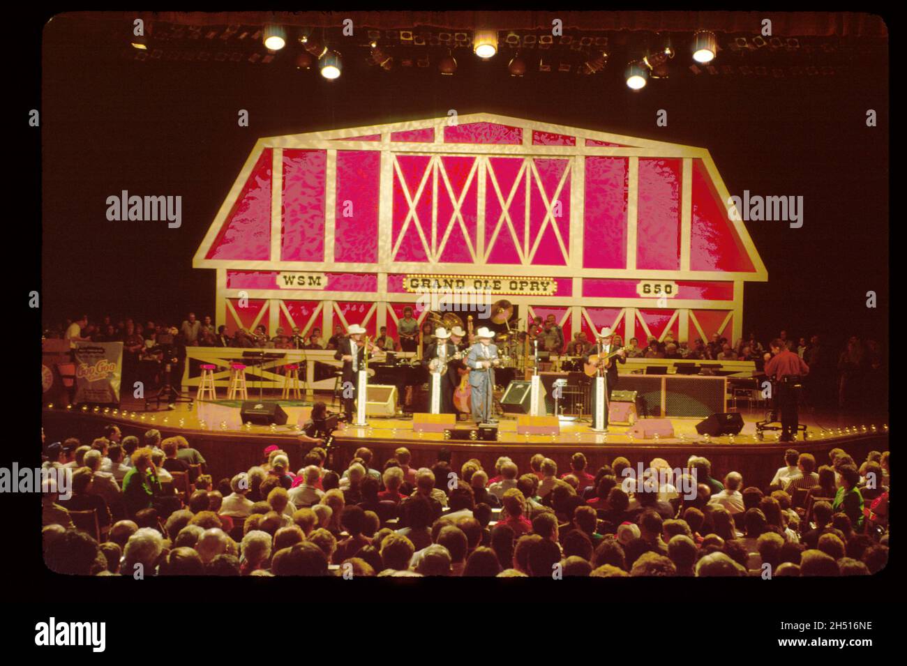 Nashville Tennessee, Country-Musik, Grand Ole Opry House, Bill Monroe, der Vater von Bluegrass aufführt, Bühnenmusiker, die Zuschauerfans aufführen Stockfoto
