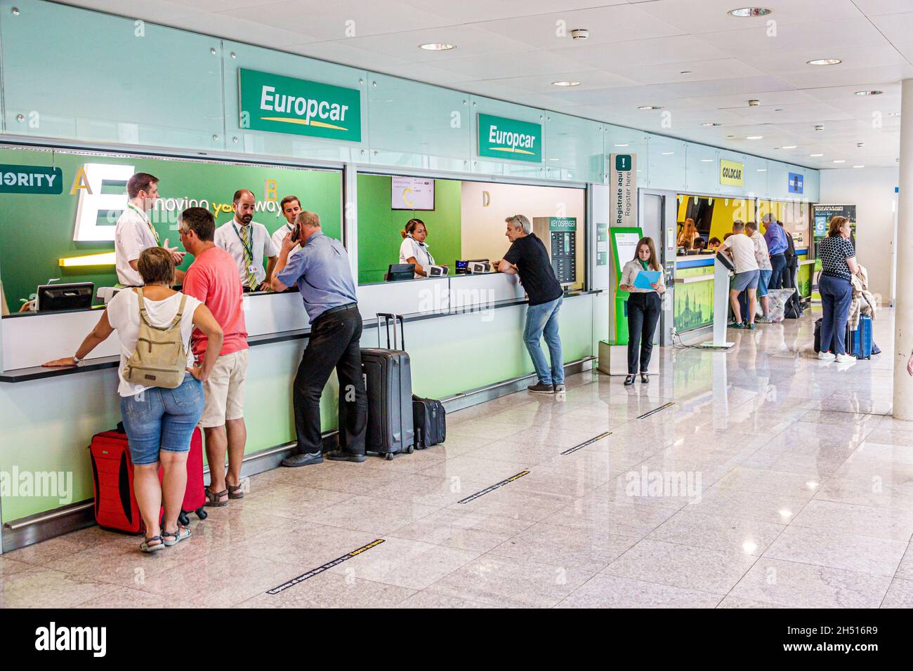 Barcelona Spanien, Katalonien Barcelona-El Prat Josep Tarradellas Flughafen Terminal, Schalter für Autovermietungen Europcar Agenten Frauen Männer Familien Hispanic Stockfoto