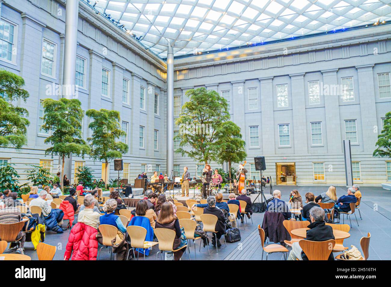 Washington DC, National Portrait Gallery, Donald W. Reynolds Center for American Art & Portraiture, Jazz-Musik-Performance-Publikum, das kostenloses Konzert sieht Stockfoto