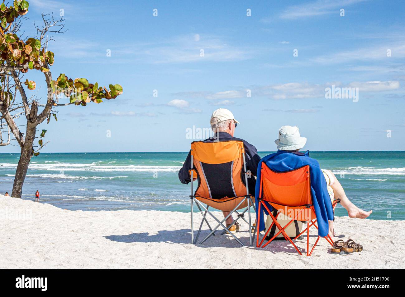 Stuart Florida, Hutchinson Island, Badewanne Reef Beach, Senioren Bürger Mann Frau weiblich, paar sitzende Klappstühle Sand Düne Atlantischen Ozean Stockfoto