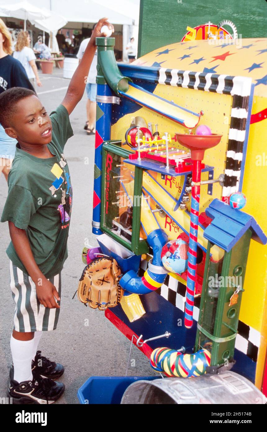 Columbus Ohio, State Fair, Recycle Cycle, Black Boy männlichen Recycling recycelten Materialien Rube Goldberg Vorrichtung Stockfoto