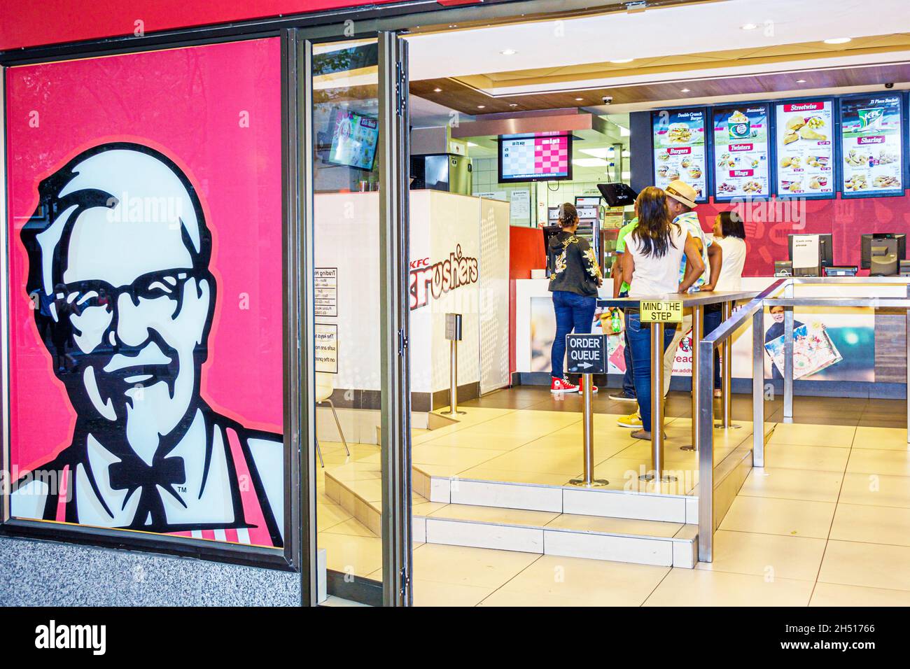 Kapstadt, Südafrika, Stadtzentrum, St. George's Mall, KFC-Restaurant mit frittierten Hühnchen, Fast Food, vor dem Eingang Stockfoto
