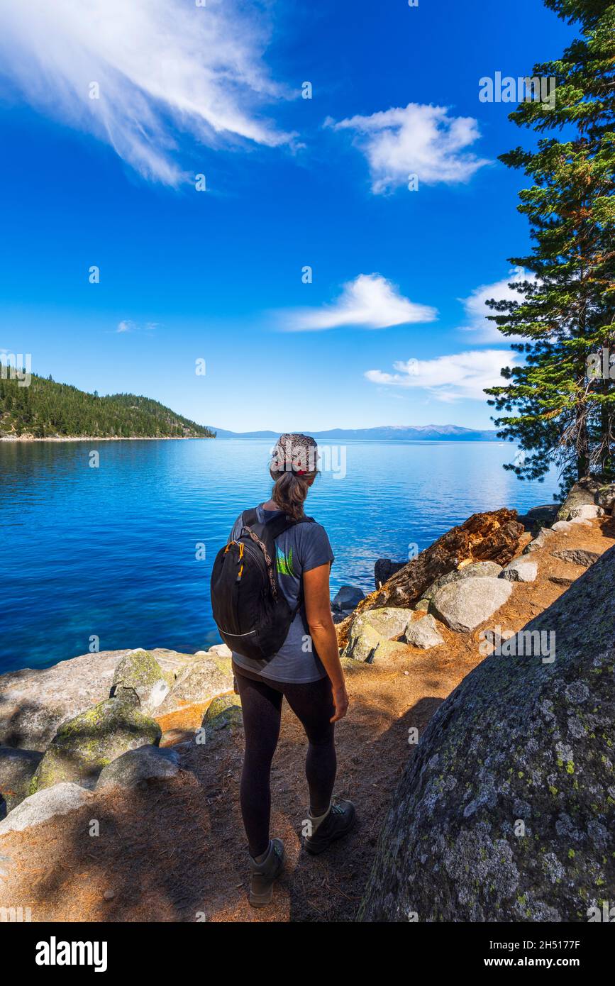 Wanderer auf dem Rubicon Trail, DL Bliss State Park, Lake Tahoe, Kalifornien, USA Stockfoto