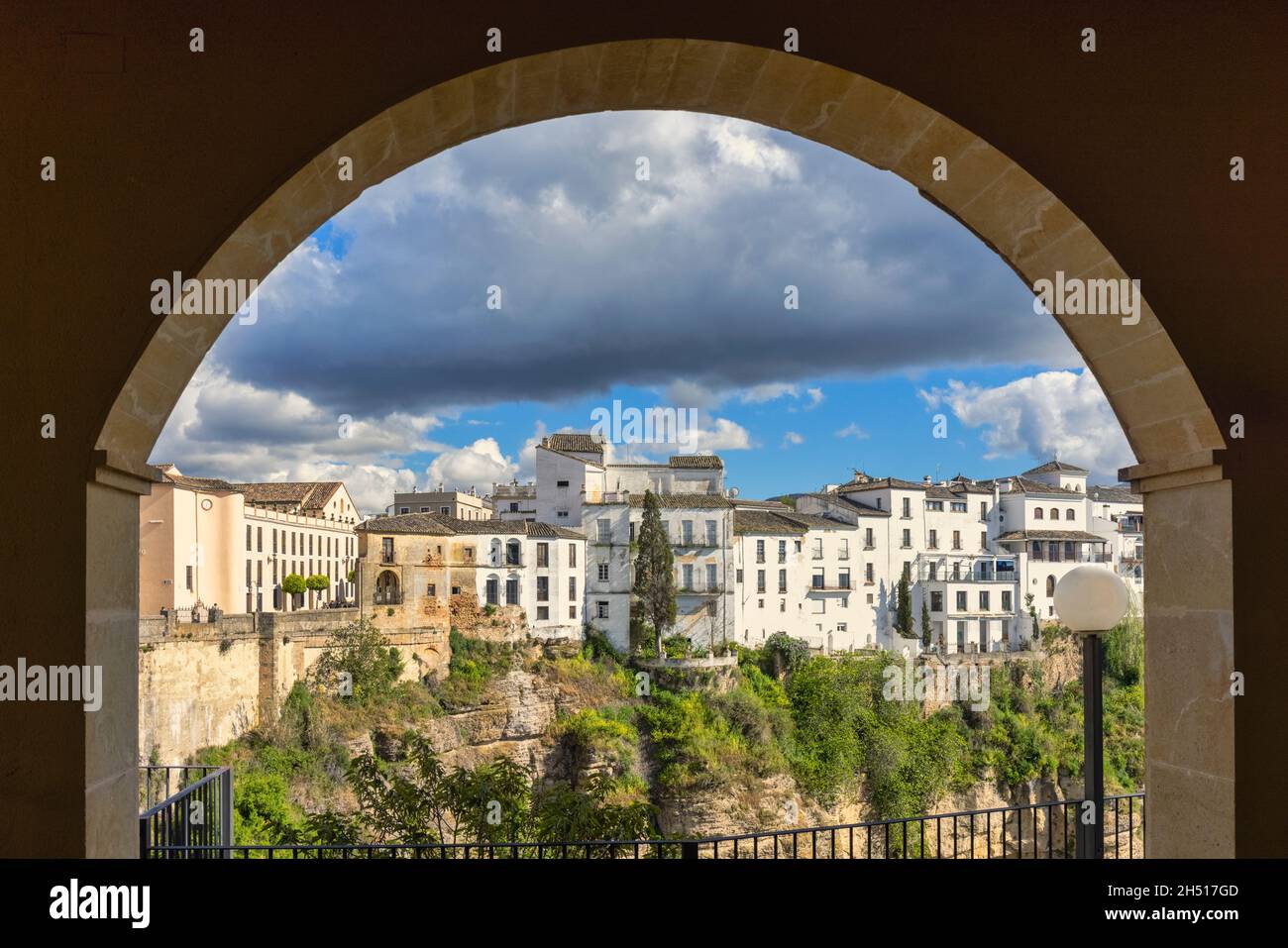 Blick vom National Parador Hotel auf die Gebäude von La Ciudad, der Altstadt von Ronda, die am Rande der Tajo-Schlucht thront. Ronda, Provinz Malaga, Stockfoto
