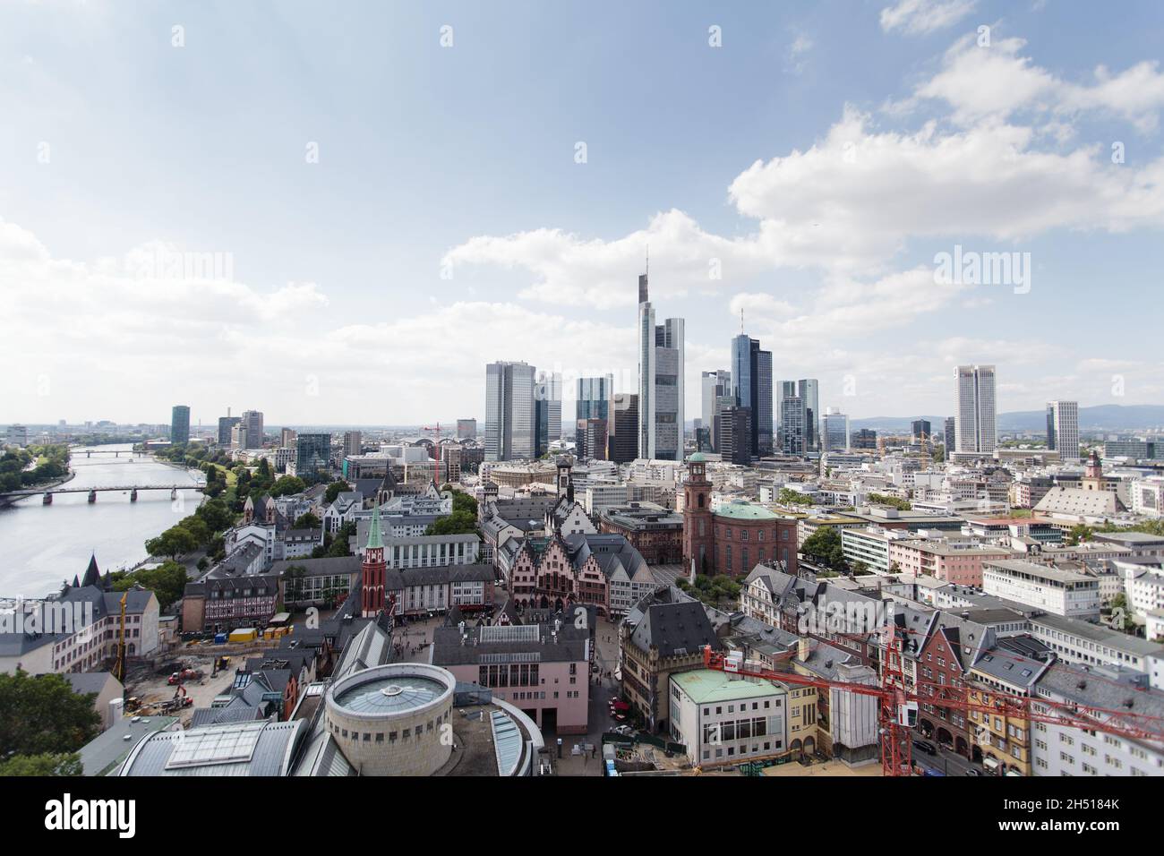 Stadtbild-Panorama der Bankenstadt Frankfurt am Main Deutschland. Wolkenkratzer mit Teilen der Altstadt und des Flusses Stockfoto