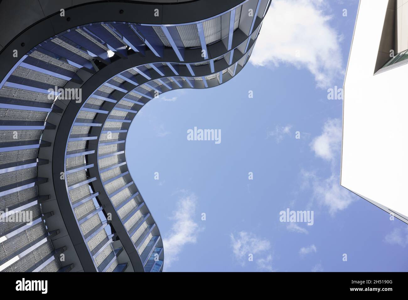 Frankfurt, Hessen / Deutschland - Oktober 29. 20153 Blick auf die Fassade eines Einkaufszentrums namens Skyline Plaza von unten Stockfoto