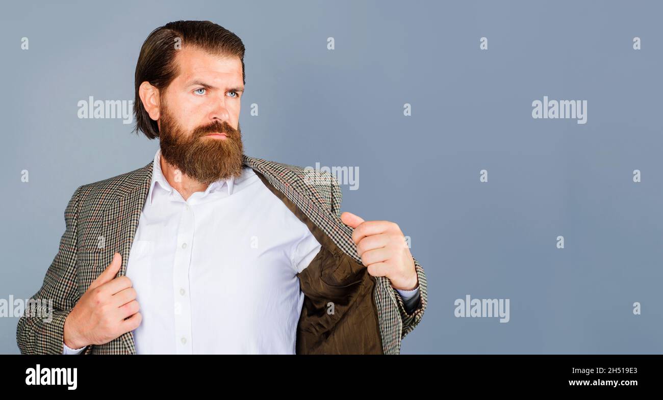 Geschäftsmann im Anzug. Eleganter Geschäftsmann. Stilvoller hübscher Bartmännchen. Platz für Werbung kopieren. Stockfoto