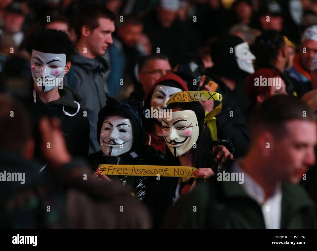 London, England, Großbritannien. November 2021. Pro-Demonstranten von Julian Assange halten während des Millionen-Maske-Marsches in London Schilder. (Bild: © Tayfun Salci/ZUMA Press Wire) Bild: ZUMA Press, Inc./Alamy Live News Stockfoto