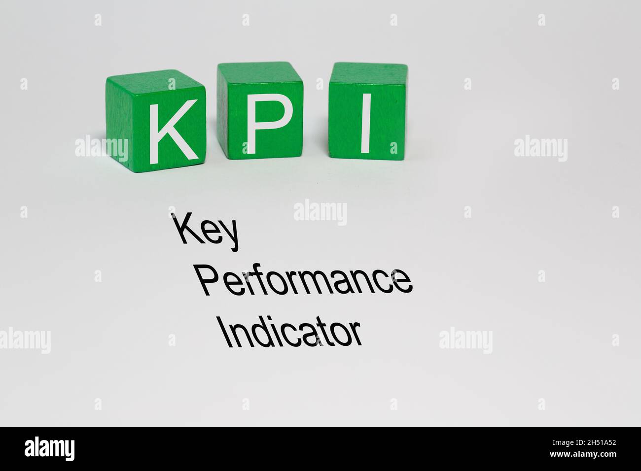 Drei isolierte Blöcke mit den Buchstaben KPI und dem Text Key Performance Indicator auf der weißen Hintergrundebene Stockfoto