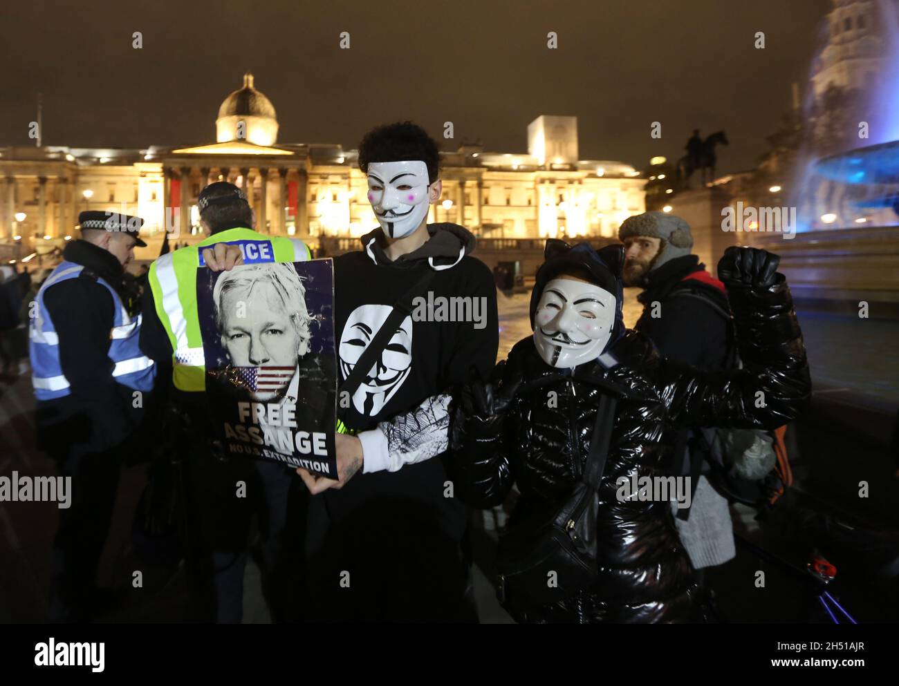 London, England, Großbritannien. November 2021. Pro-Demonstranten von Julian Assange halten während des Millionen-Maske-Marsches in London Schilder. (Bild: © Tayfun Salci/ZUMA Press Wire) Bild: ZUMA Press, Inc./Alamy Live News Stockfoto