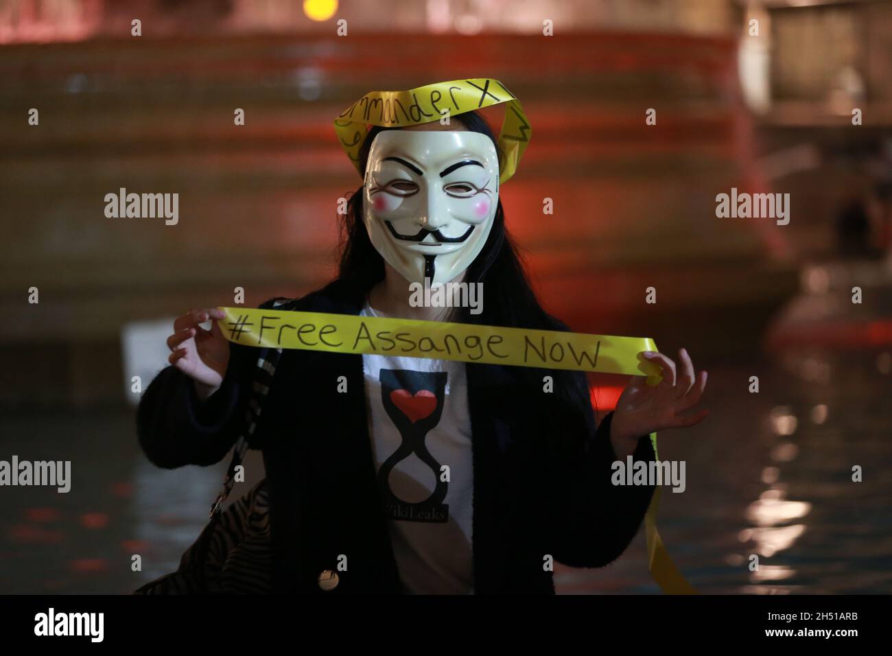 London, England, Großbritannien. November 2021. Pro-Demonstranten von Julian Assange halten während des Millionen-Maske-Marsches in London Schilder. (Bild: © Tayfun Salci/ZUMA Press Wire) Bild: ZUMA Press, Inc./Alamy Live News Stockfoto