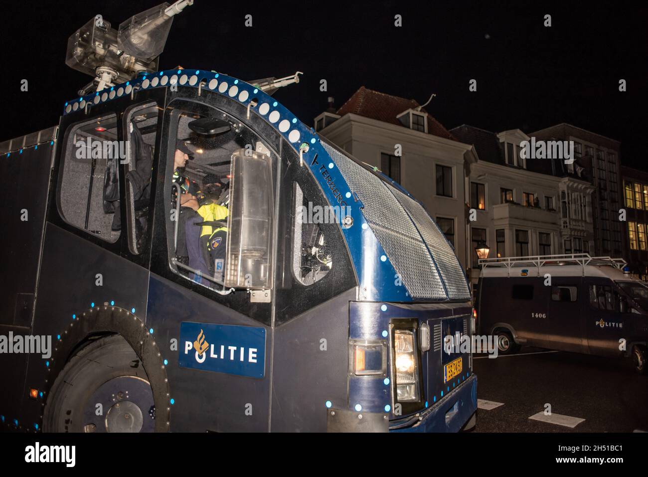 Ministerium für Justiz und Sicherheit, Turfmarkt. Finanzministerium, Kort Voorhout, Den Haag, Niederlande. Dienstag, 2. November 2021. Die Polizei arre Stockfoto