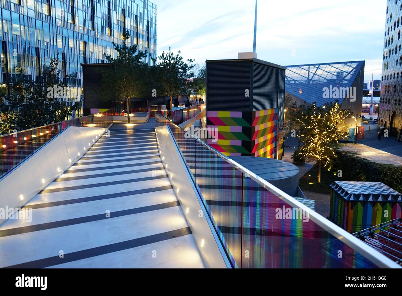 Eine malerische Sonnenuntergangsansicht mit Blick auf den Peninsula Square & Park in der O2 Arena, London, England, Großbritannien Stockfoto