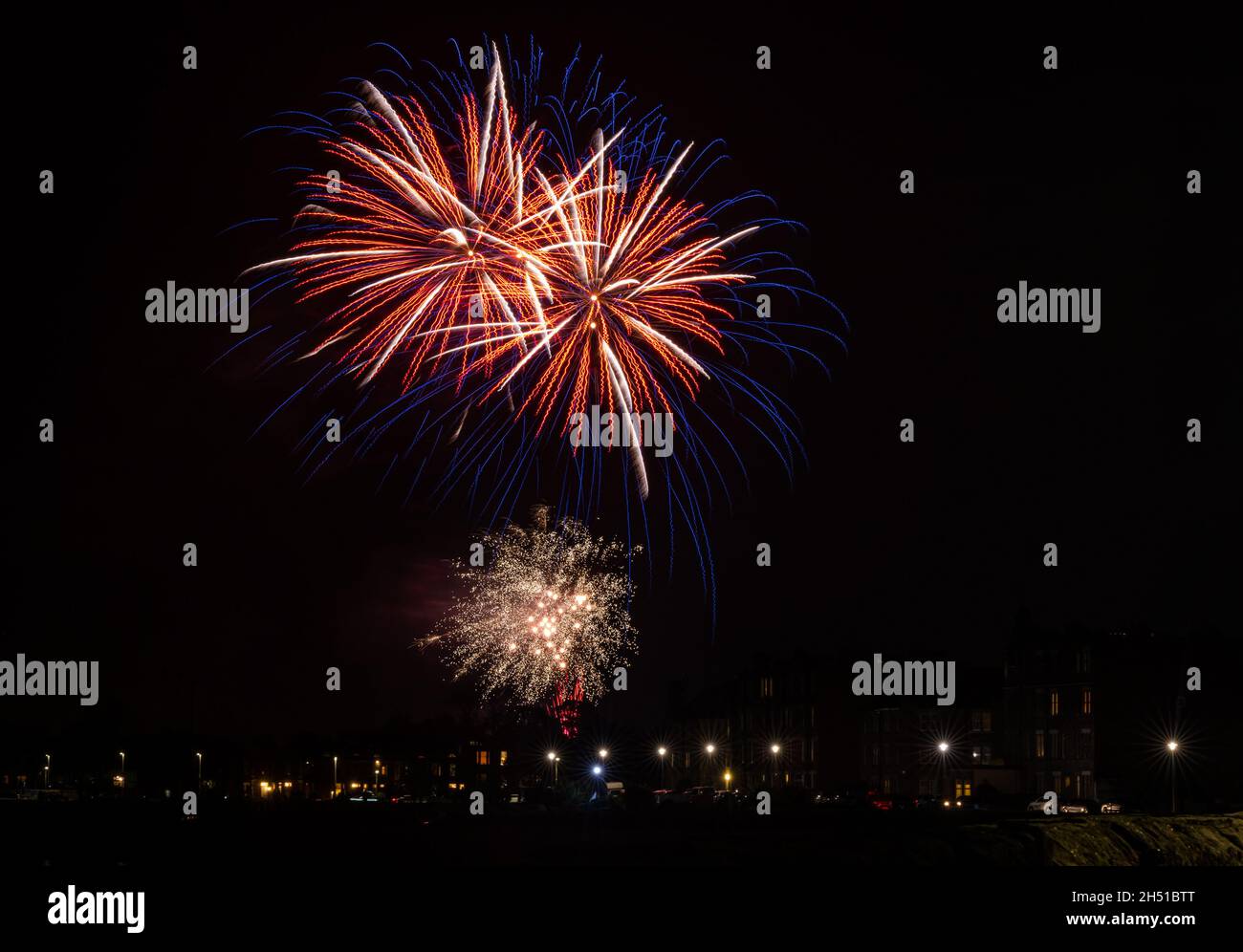 Musselburgh, East Lothian, Schottland, Großbritannien, 5. November 2021. Feuerwerk der Lagerfeuer-Nacht: Eine kostenlose öffentliche Feuerwerksanzeige, die in der Guy Fawkes-Nacht stattfindet, mit farbenfrohen Explosionen, die die Dunkelheit erleuchten Stockfoto