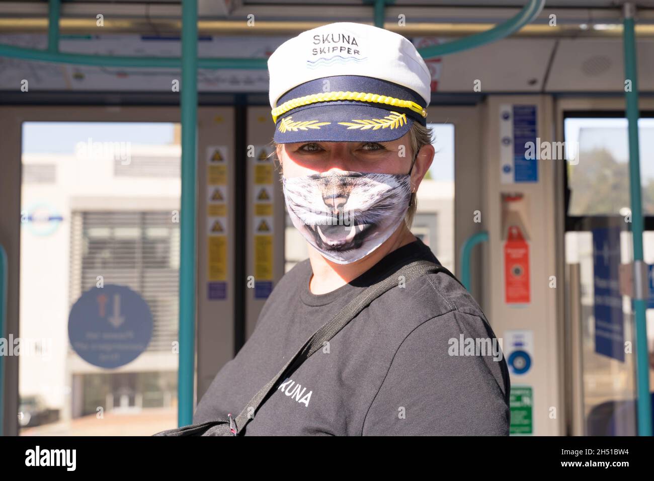 DLR-Reisende SKUNA SKIPPER mit Gesichtsmaske im Dockland London England Stockfoto