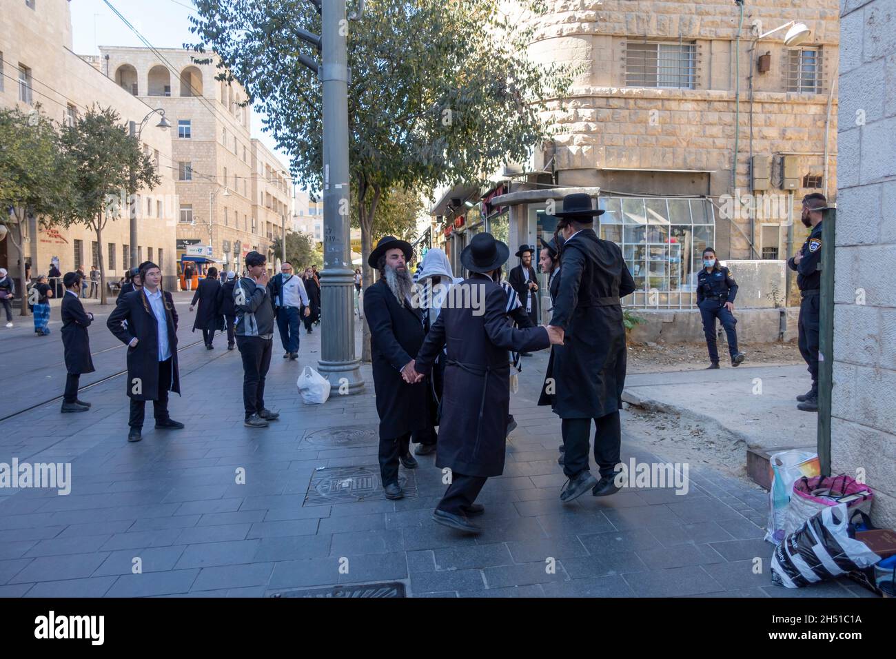 Anhänger von Rabbi Eliezer Berland tanzen in der Nähe des Jerusalemer Amtsgerichts, wo Verdächtige, die einst einem Kult unter der Leitung von Berland angehörten, an einer Gerichtsverhandlung im Verdacht auf einen Doppelmord teilnehmen, der vor mehr als 30 Jahren am 04. November 2021 in Jerusalem, Israel, stattfand. Eliezer Berland, einer der berüchtigtsten Kultführer Israels, hat sich in zwei unaufgeklärte Morde aus dem Jahr 1986 verwickelt. Die Morde wurden angeblich von „bescheidenen Trupps“ durchgeführt, die von Berlands religiöser Sekte Shuvu Banim betrieben wurden, die vor 30 Jahren die ultraorthodoxen Stadtteile Jerusalems terrorisierten. Stockfoto