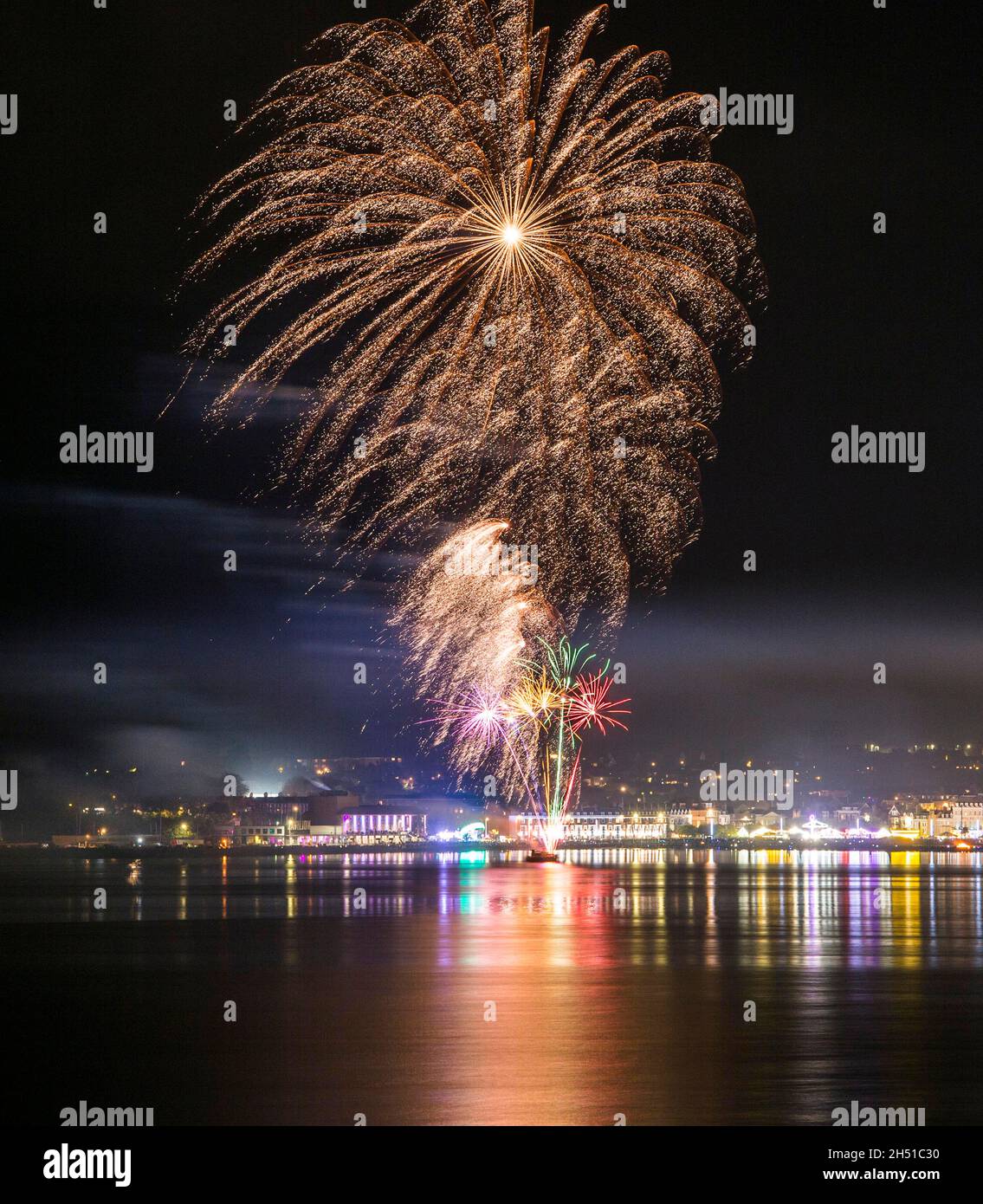 Weymouth, Dorset, Großbritannien. November 2021. Das nächtliche Feuerwerk von Guy Fawkes explodiert über dem Strand und der Strandpromenade von Weymouth in Dorset. Bildnachweis: Graham Hunt/Alamy Live News Stockfoto