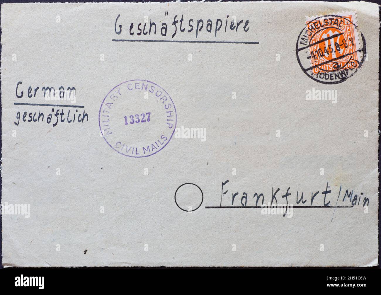 DEUTSCHLAND - UM 1945: Briefumschlag mit Briefmarke, der von der US Military Censorship Civil Mails gestempelt wurde. Der Brief ging von Michelstadt an Stockfoto