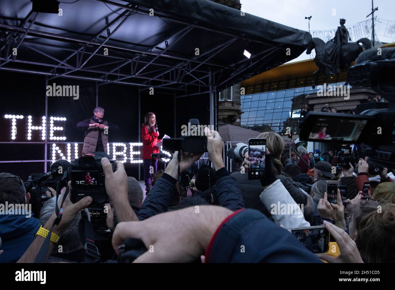 Glasgow, Schottland, Großbritannien. November 2021. Greta Thunberg spricht auf der Bühne bei der Kundgebung. Am 6. Tag der UN-Klimakonferenz (26. Parteienkonferenz (COP26)) marschieren Fridays for Future Scotland und andere Klimaaktivisten-Gruppen durch die Straßen des Stadtzentrums von Glasgow, um eine Kundgebung auf dem George Square abzuhalten. Kredit: Iain McGuinness/Alamy Live Nachrichten Stockfoto