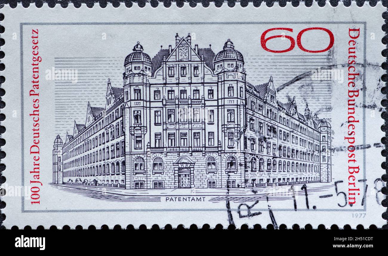 DEUTSCHLAND, Berlin - UM 1977: Eine Briefmarke aus Deutschland, Berlin zeigt das historische Gebäude des Patentamts. Text: 100 Jahre Deutsches Patent l Stockfoto