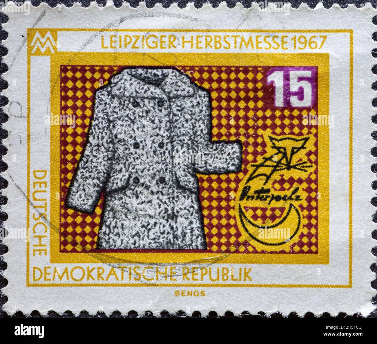 DEUTSCHLAND, DDR - UM 1967: Eine Briefmarke aus Deutschland, DDR mit Pelzmantel für die Leipziger Herbstmesse 1967 Stockfoto