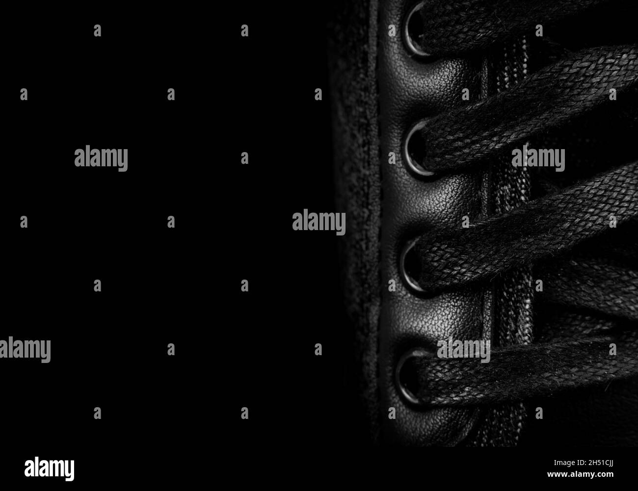 Schnürsenkel. Schnürschuh für Freizeit- oder Sportschuhe aus nächster Nähe auf dunklem Hintergrund. Schuhe Hintergrund Stockfoto