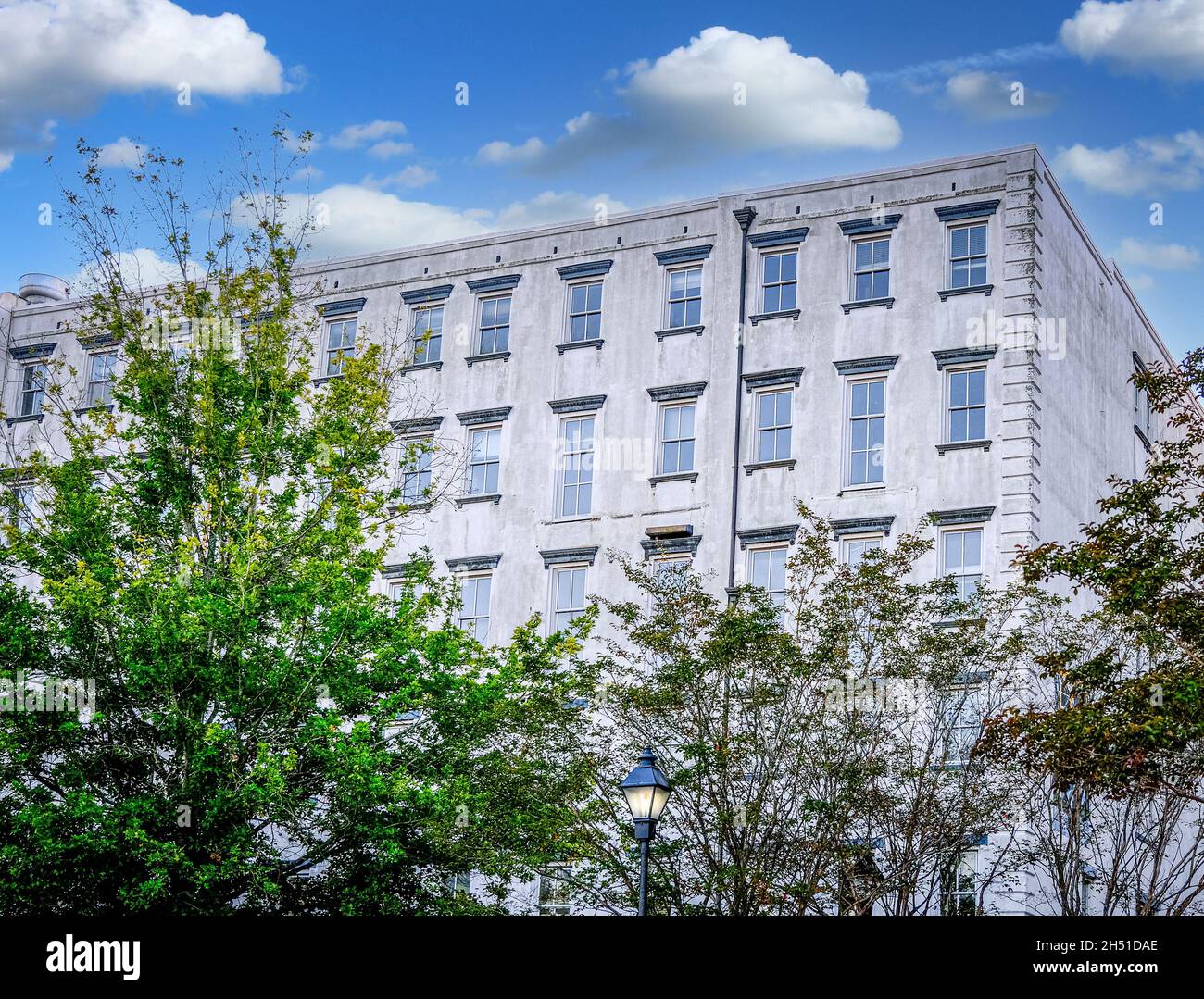 Altes weißes Steingebäude in Savannah Stockfoto