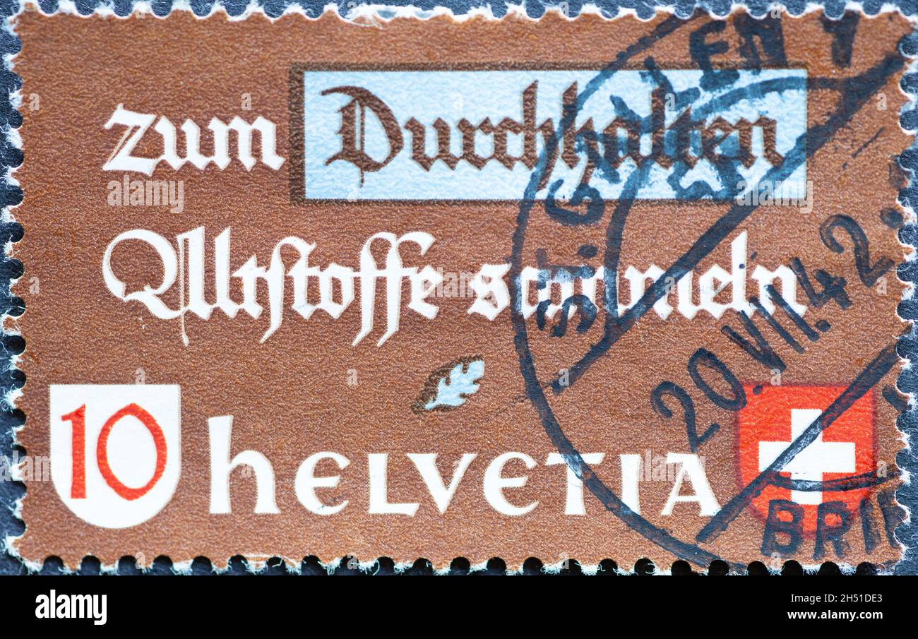 Schweiz - um 1942 : eine in der schweiz gedruckte Briefmarke mit dem Motto: Gebrauchte Materialien und Abfälle sortieren, um weitermachen zu können Stockfoto