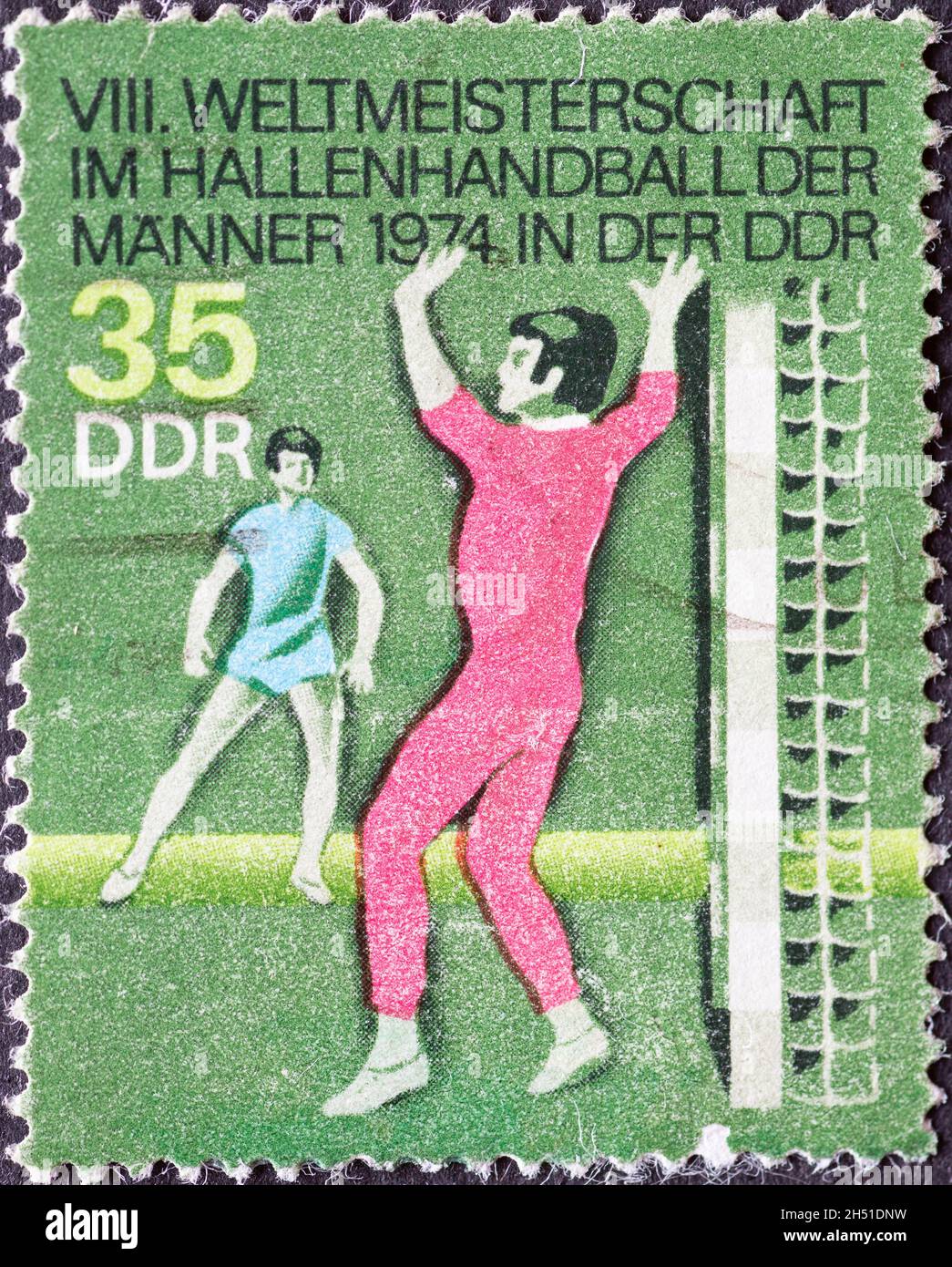 DEUTSCHLAND, DDR - UM 1974 : eine Briefmarke aus Deutschland, DDR zeigt 1974 Männer Indoor Handball Weltmeisterschaft, Torwart Stockfoto