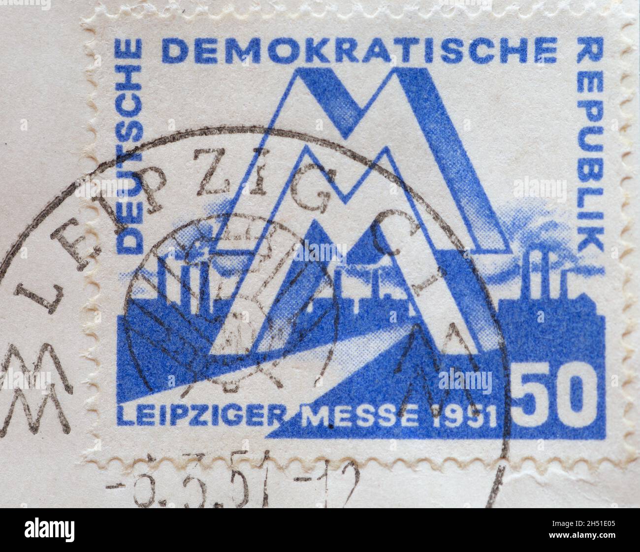 DEUTSCHLAND, DDR - UM 1951 : eine Briefmarke aus Deutschland, DDR, die vor einer Industrieanlage eine "MM"-Marke zeigt. Leipziger Frühjahrsmesse 1951 Stockfoto