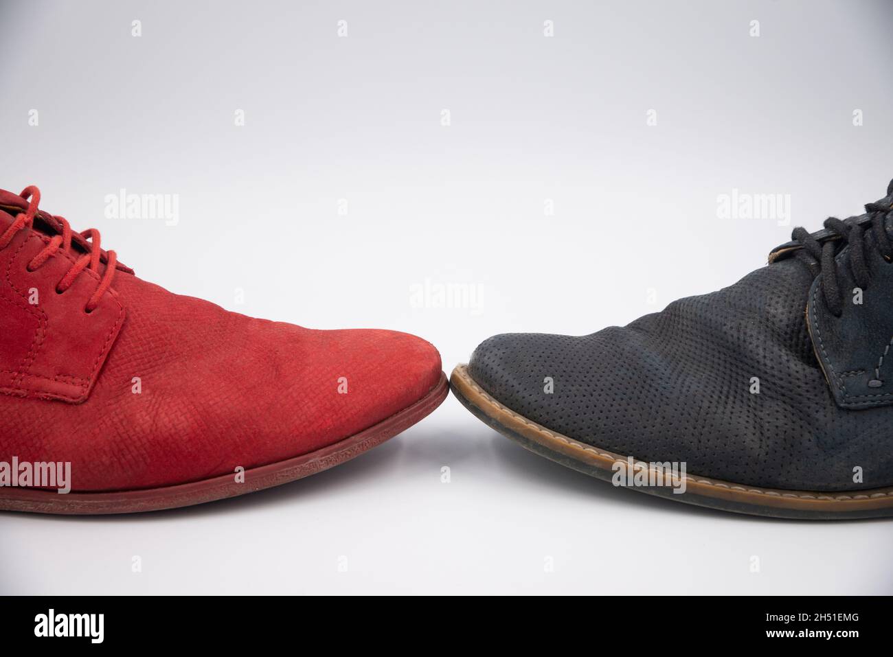 Herrenschuhe. Herrenmode Lederschuhe auf weißem Hintergrund. Stockfoto