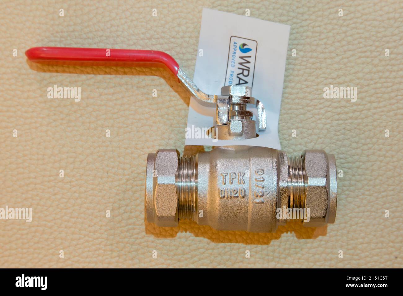 Hebelkugelventil CXC mit 22 mm Durchmesser und rotem Griff Stockfoto