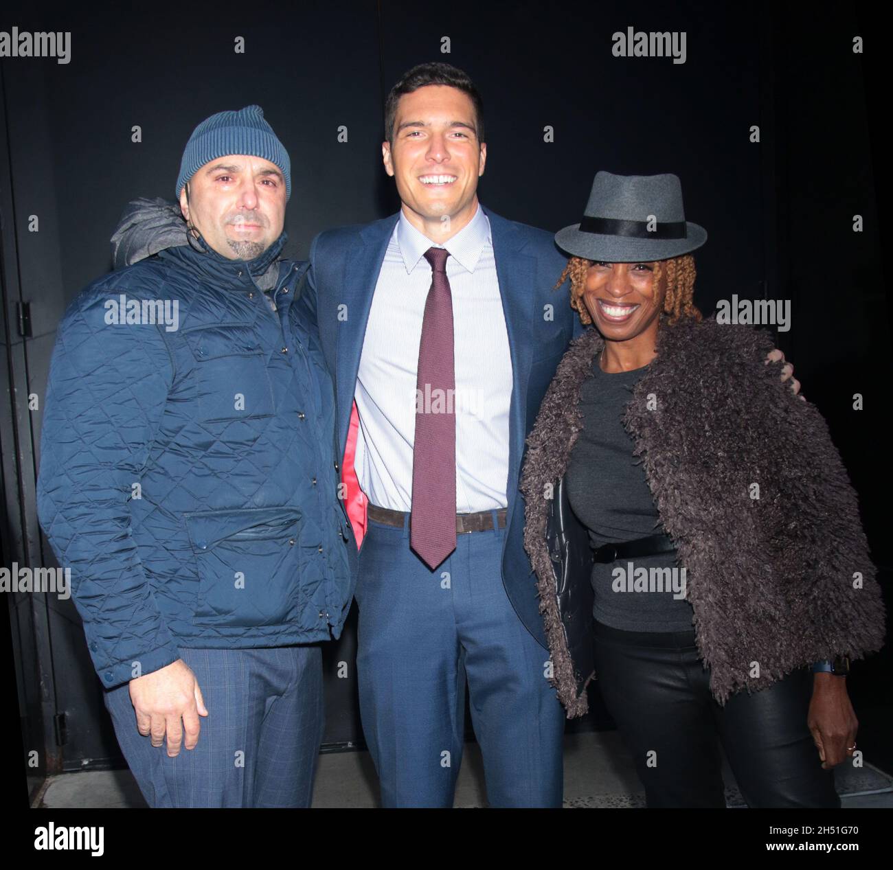 New York, NY, USA. November 2021. ABC News Korrespondent will Reeve mit ABC Security gesehen, verlassen ABC Studios. Er wird an diesem Wochenende den 2021 TCS NYC Marathon laufen lassen, um Mittel zu sammeln, um die Christopher & Dana Reeve Foundation seiner Eltern bei Initiativen zu unterstützen, die Millionen von Amerikanern, die mit Lähmung leben, letztendlich lebensfähige Behandlungen ermöglichen sollen. 05. November 2021, New York City. Quelle: Rw/Media Punch/Alamy Live News Stockfoto