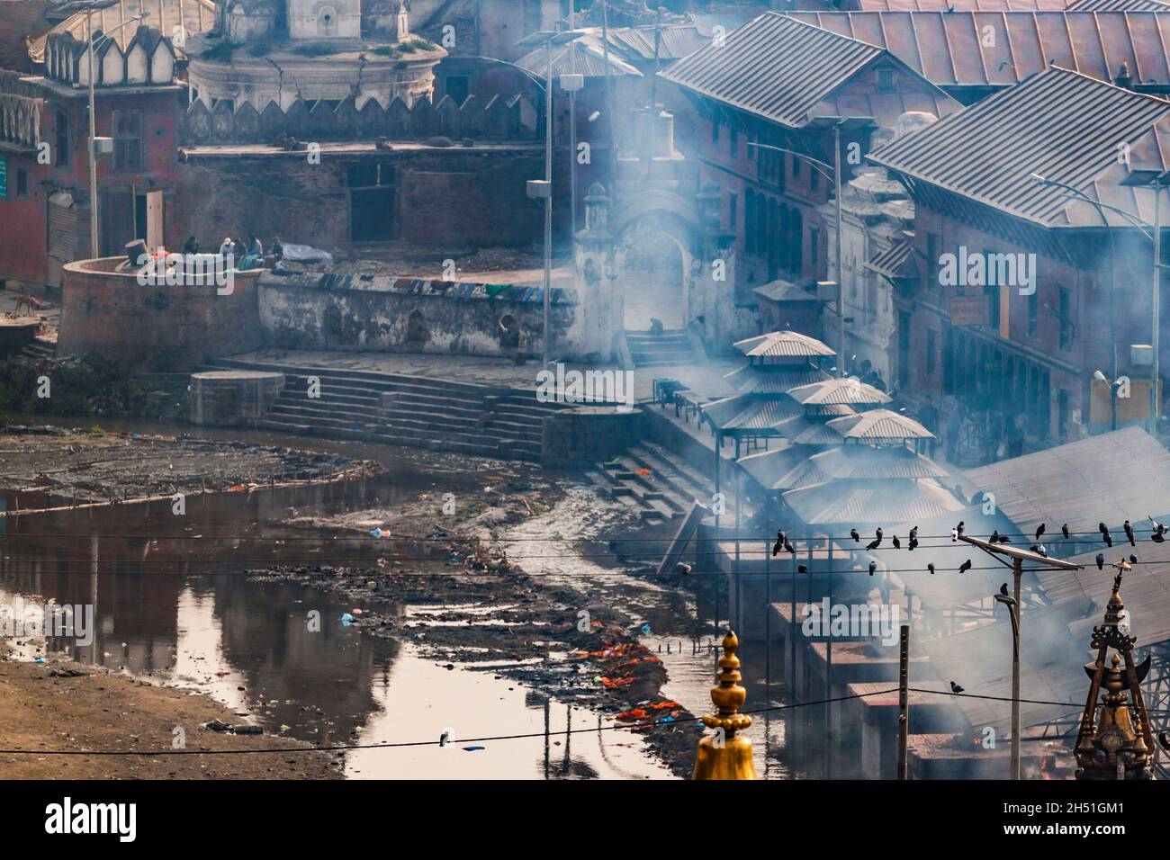 Pashupatinath Komplex, Einäscherung der Toten am Ufer des heiligen Flusses Bagmati, teilweise während des Erdbebens 2015 zerstört. Kathmandu, Nepa Stockfoto