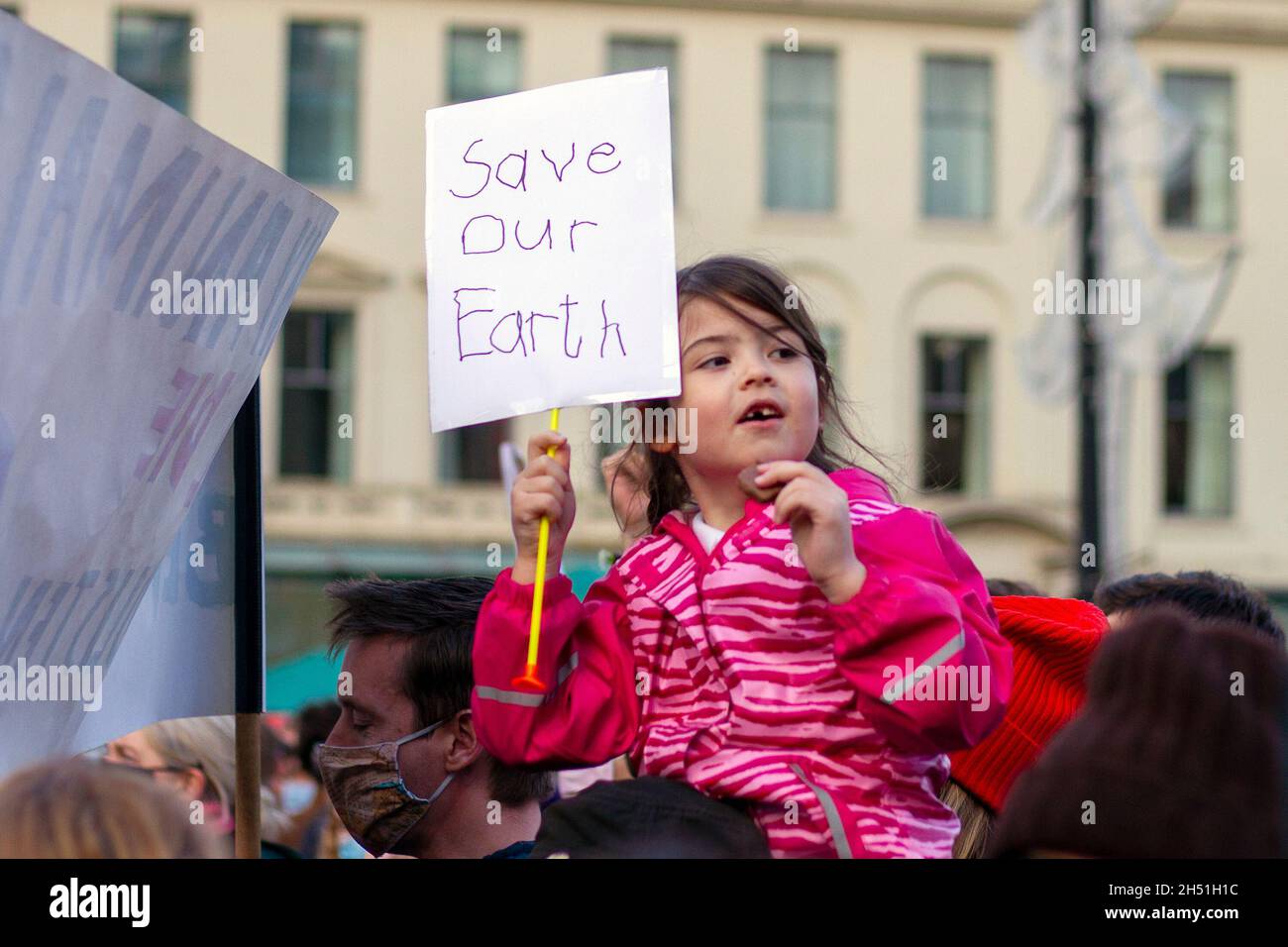 Glasgow, Schottland, Großbritannien. November 2021. Ein kleines Mädchen hält ihr Plakat bei der Kundgebung. Am 6. Tag der UN-Klimakonferenz (26. Parteienkonferenz (COP26)) marschieren Fridays for Future Scotland und andere Klimaaktivisten-Gruppen durch die Straßen des Stadtzentrums von Glasgow, um eine Kundgebung auf dem George Square abzuhalten. Kredit: Iain McGuinness/Alamy Live Nachrichten Stockfoto