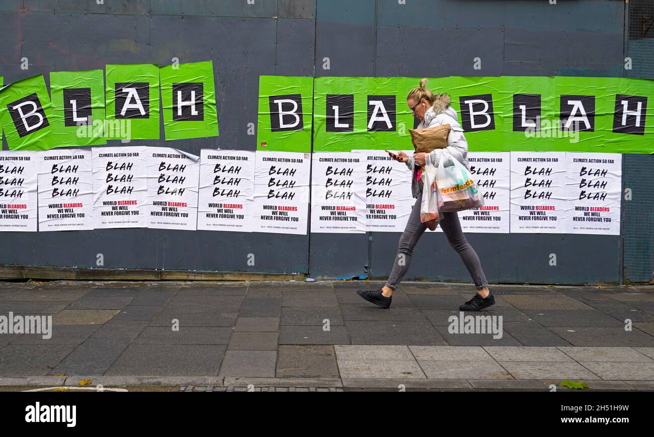 Glasgow, Schottland, Großbritannien. November 2021. Demonstranten marschieren freitags für die Zukunft an einem Globalen Aktionstag durch das Stadtzentrum von Glasgow, um den Klimawandel zu erreichen. Die Demonstration begann im Kelvingrove Park und endete am George Square. PIC; Plakate mit Greta Thunbergs Sprichwort Blah Blah Blah an der Wand in Glasgow. Iain Masterton/Alamy Live News. Stockfoto