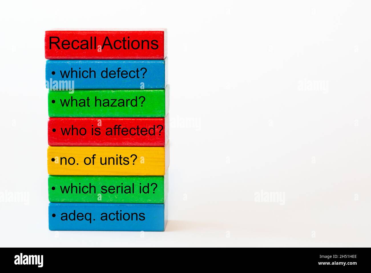 Farbige Spielzeugblöcke mit der Überschrift: Rückrufmaßnahmen und die Fragen: Welcher Defekt, welche Gefahr, wer betroffen ist, keine Einheiten, welche Serien-id, adeq. Stockfoto