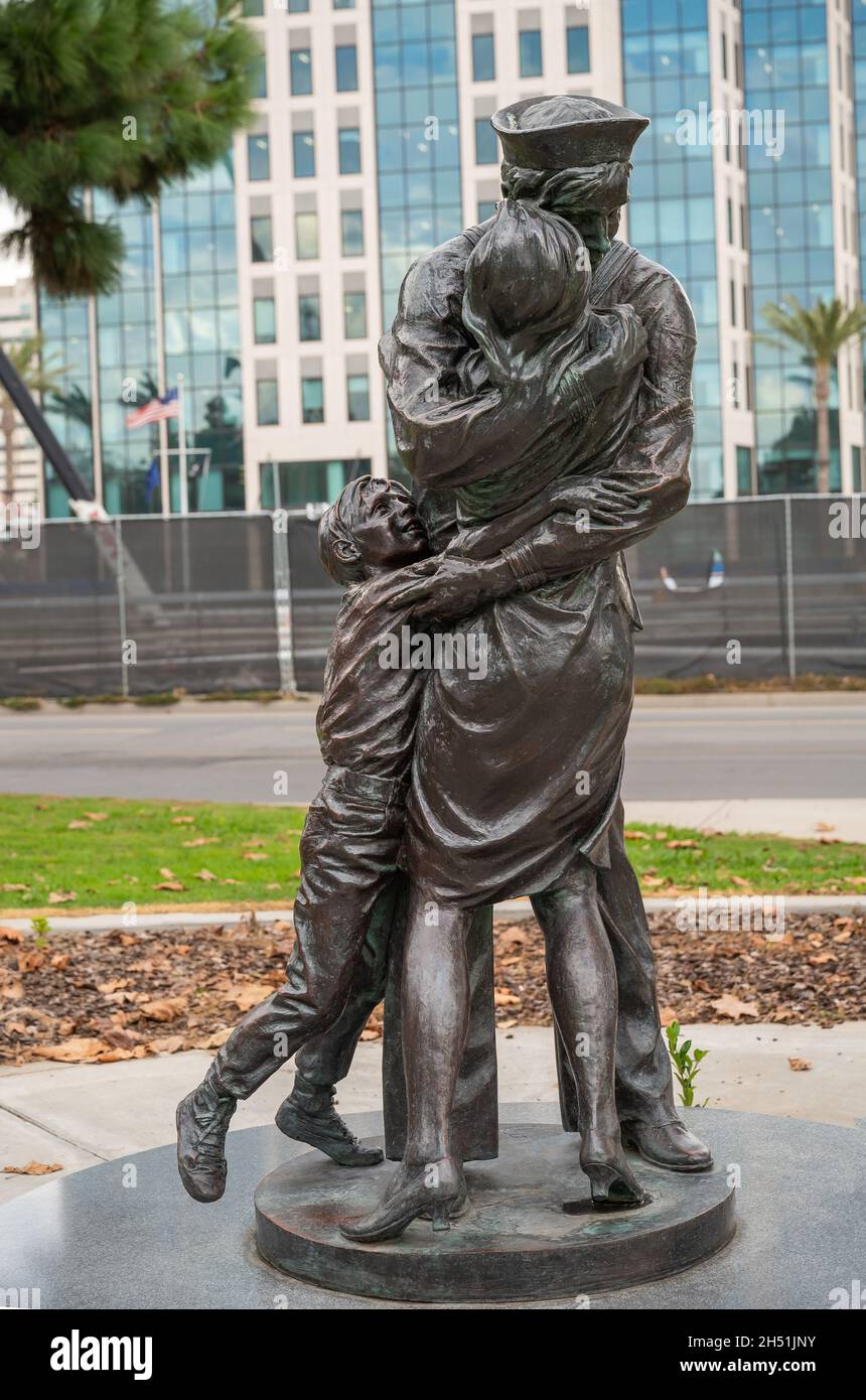 San Diego, Kalifornien, USA - 4. Oktober 2021: Embarcadero-Promenade. Die Statue von Homecoming in grüner Umgebung, die Matrosen, Kinder und Ehefrau in Umarmung zeigt Stockfoto