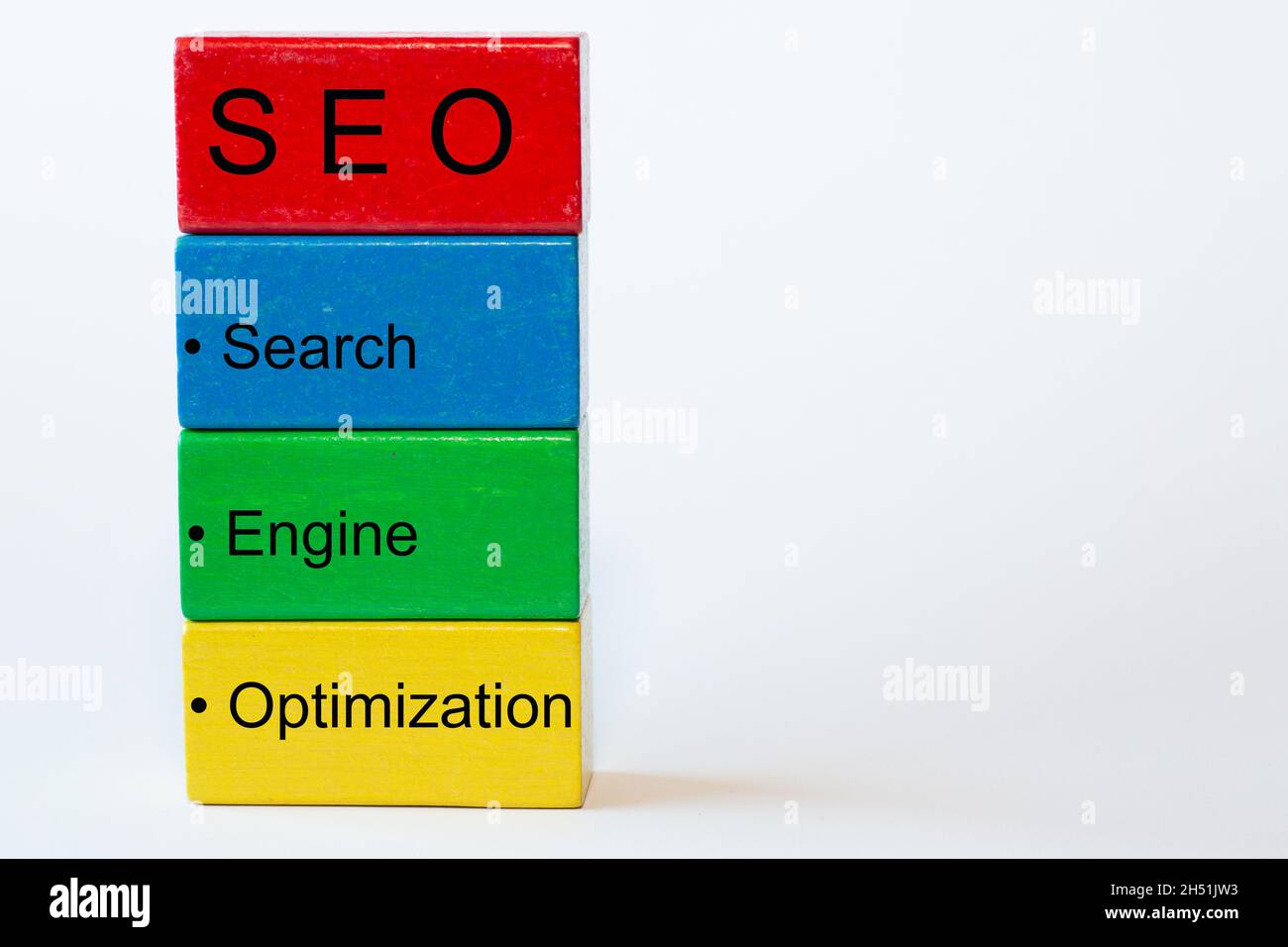 Bunte Blöcke mit den Worten Search, Engine, Optimization uns oben ein roter Block mit den Buchstaben SEO. Der Hintergrund ist weiß isoliert Stockfoto