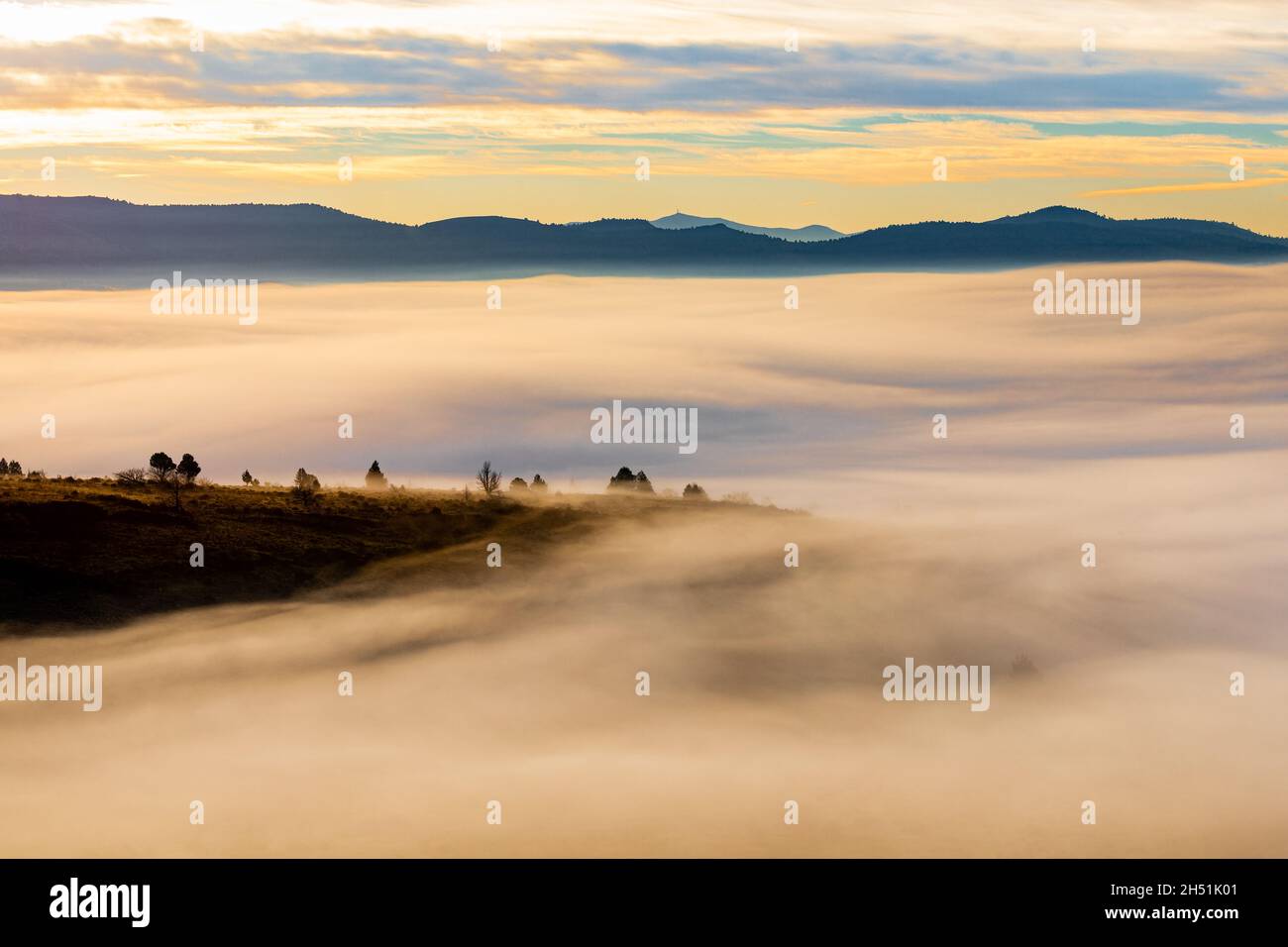 Willow Creek Valley Nebel von einem Bergrücken im nördlichen Lassen County, Kalifornien, USA, direkt nach Sonnenaufgang. Stockfoto