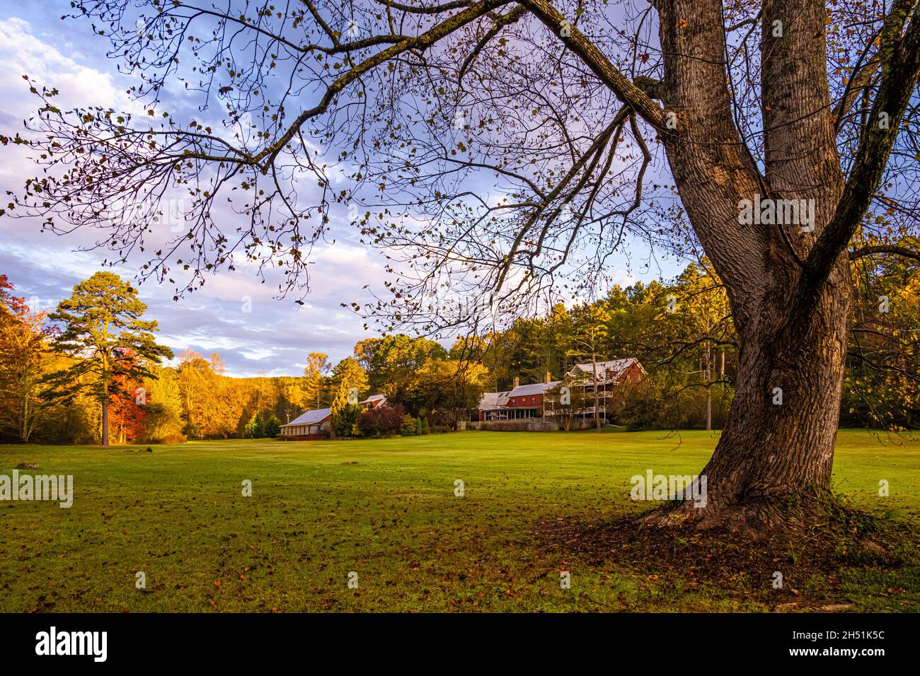 Wunderschöner Herbstaufgang im historischen Glen-Ella Springs Inn & Restaurant in den North Georgia Mountains in Habersham County. (USA) Stockfoto