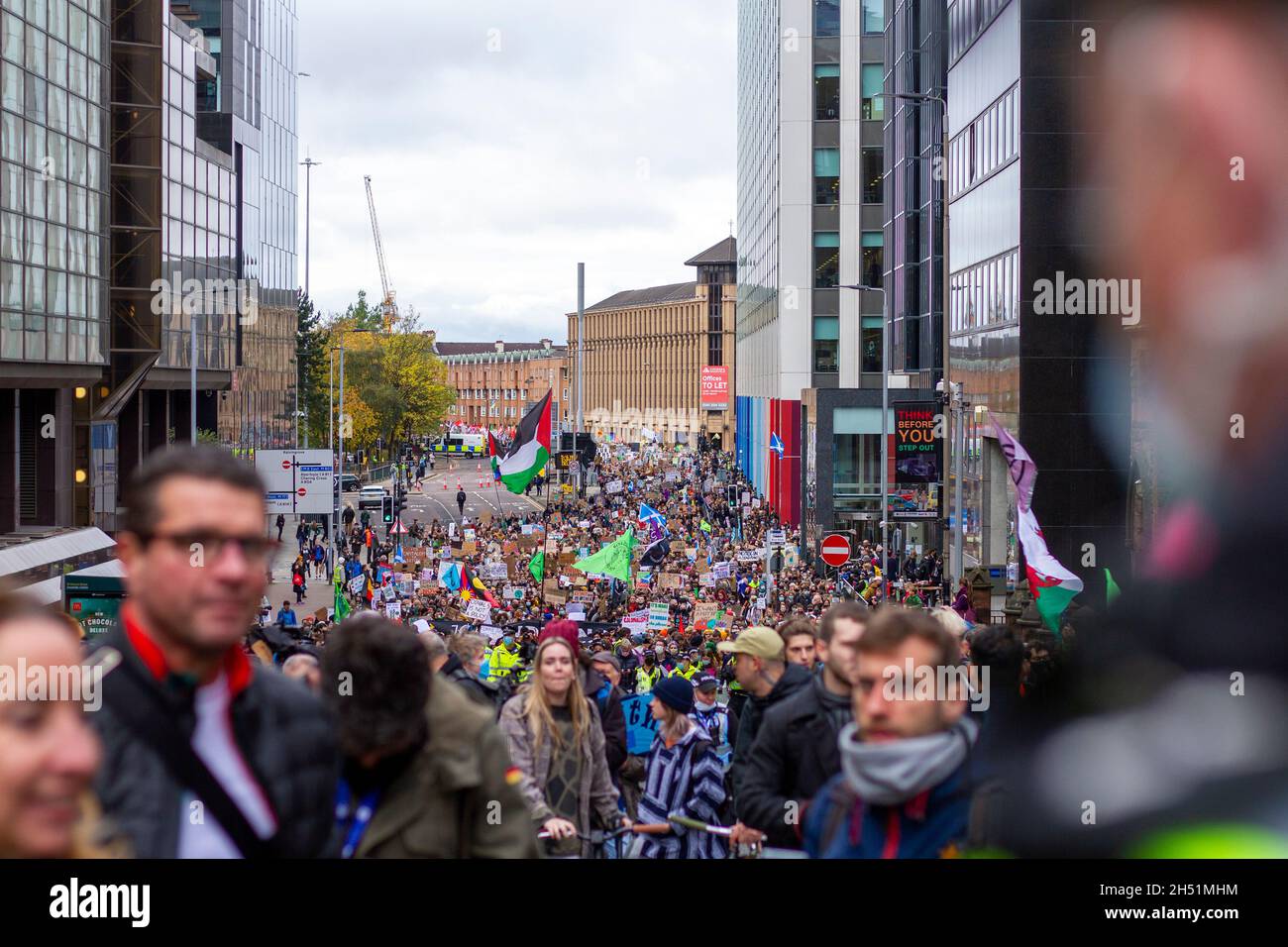 Glasgow, Schottland, Großbritannien. November 2021. Der marsch erreicht die St. Vincent Street. Am 6. Tag der UN-Klimakonferenz (26. Parteienkonferenz (COP26)) marschieren Fridays for Future Scotland und andere Klimaaktivisten-Gruppen durch die Straßen des Stadtzentrums von Glasgow, um eine Kundgebung auf dem George Square abzuhalten. Kredit: Iain McGuinness/Alamy Live Nachrichten Stockfoto