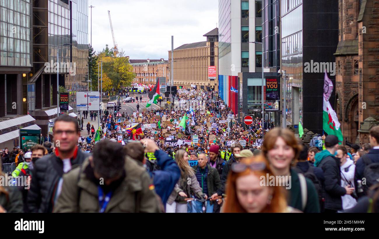 Glasgow, Schottland, Großbritannien. November 2021. Der marsch erreicht die St. Vincent Street. Am 6. Tag der UN-Klimakonferenz (26. Parteienkonferenz (COP26)) marschieren Fridays for Future Scotland und andere Klimaaktivisten-Gruppen durch die Straßen des Stadtzentrums von Glasgow, um eine Kundgebung auf dem George Square abzuhalten. Kredit: Iain McGuinness/Alamy Live Nachrichten Stockfoto