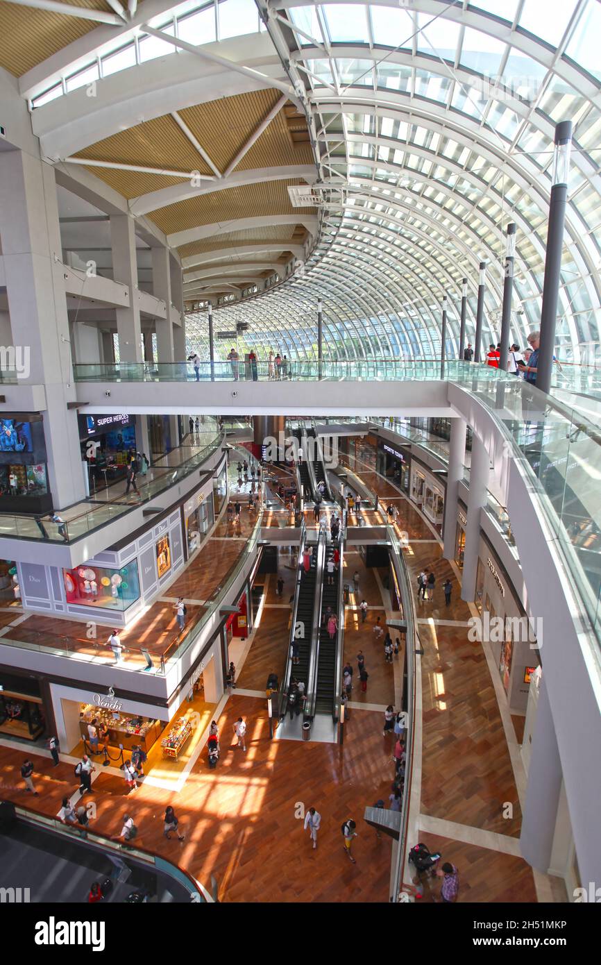 Im Einkaufszentrum Shoppes in Marina Bay Sands in Singapur. Stockfoto