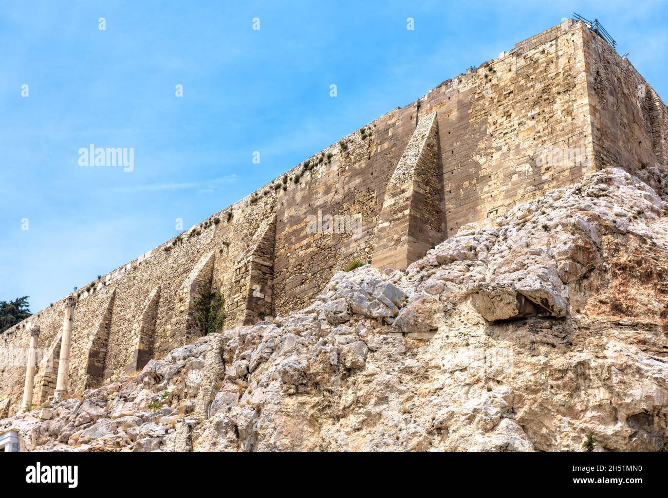 Mauern der Akropolis, Athen, Griechenland. Der berühmte Akropolis-Hügel ist das Wahrzeichen Athens. Ruinen einer starken mittelalterlichen Burg und altgriechischer Tempel in AThe Stockfoto