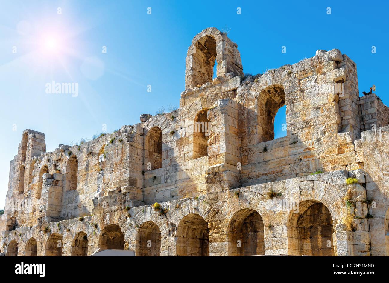 Odeon von Herodes Atticus auf der Akropolis von Athen, Griechenland. Es ist ein berühmtes Wahrzeichen Athens. Sonnige Ansicht des antiken griechischen Denkmals, Theaterruinen in Athen Stockfoto