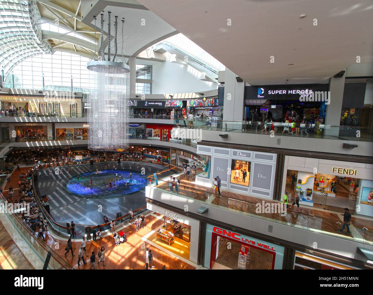 Im Einkaufszentrum Shoppes in Marina Bay Sands in Singapur. Stockfoto