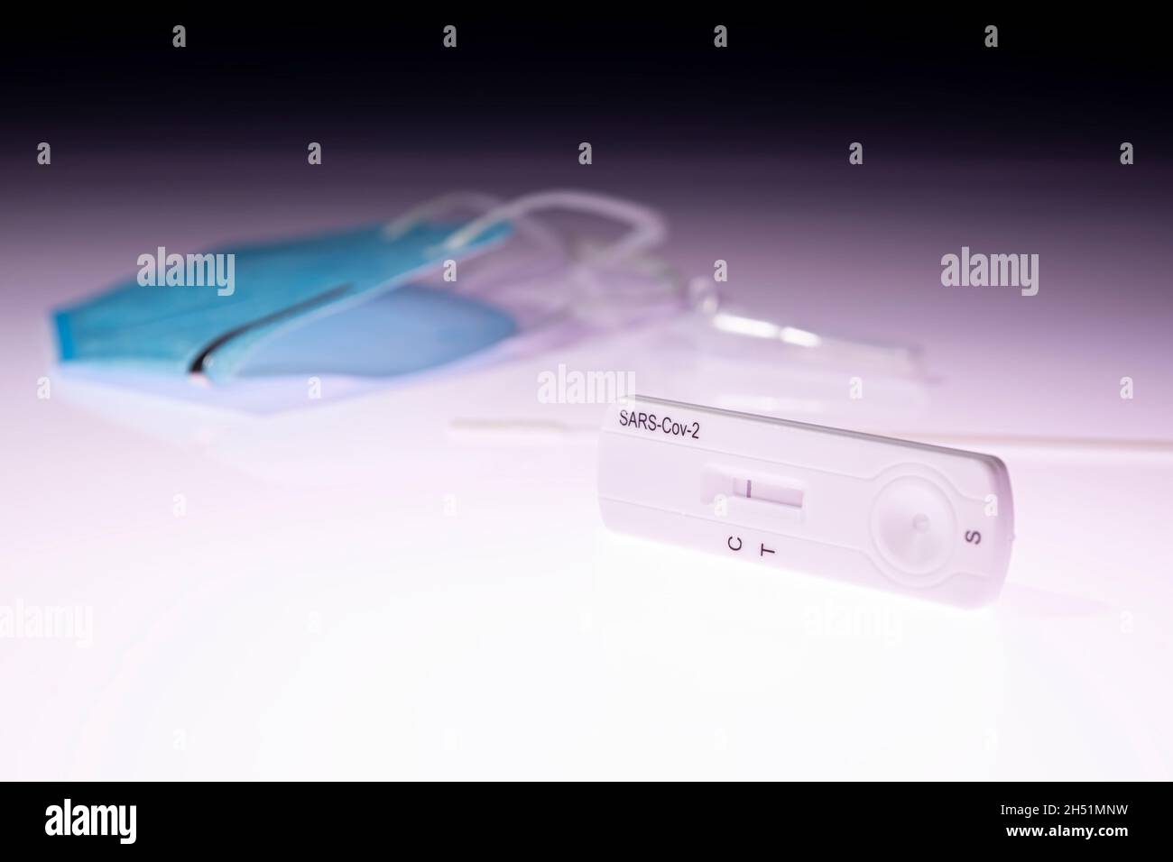 Schnelltestgerät für Covid-19 Kit mit negativem Ergebnis. Test des Laborkarten-Kits auf das Coronavirus SARS-CoV-2-Virus. Schnelltest COVID-19 auf einem Leuchtkasten Stockfoto